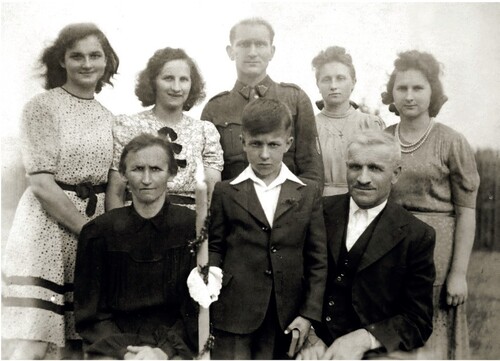 Franciszek Skrobol (stoi z tyłu). Fot. ze zbiorów Bronisławy Szczepaniak-Kaczmarczyk