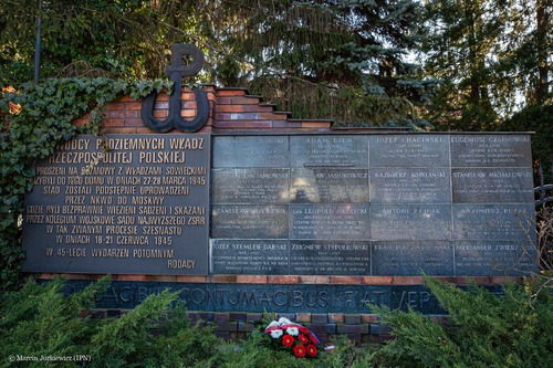 Pruszków, pomnik pamięci 16 przywódców Polskiego Państwa Podziemnego - ofiar sowieckiej zbrodni w 1945 r. Fot. Marcin Jurkiewicz (IPN)