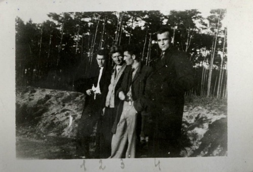 Członkowie HKP-KWP w lesie nad Pilicą wiosną 1953 r. Drugi od prawej dowódca organizacji Henryk Borkowski