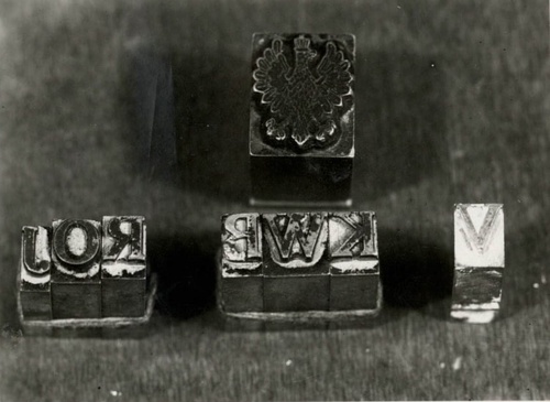 Czcionki drukarskie, z których wykonano pieczątkę do celów organizacyjnych