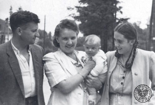 Ostatnie zdjęcie Łukasza Cieplińskiego z rodziną z lipca 1947 r. W sierpniu 1945 r. Łukasz Ciepliński ożenił się z Jadwigą Sicińską (1908–1990), mieli syna Andrzeja (1947–1972). Na fotografii Jadwiga Cieplińska trzyma syna...
