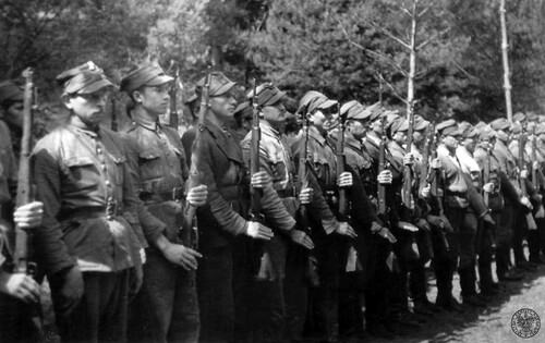 Kurs podoficerski Obwodu Tomaszów Lubelski AK-DSZ, wiosna 1945 r. Fot. z zasobu IPN