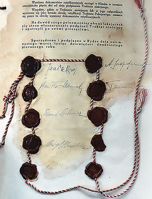 Ostatnia strona traktu ryskiego z 18 marca 1921 r. z pieczęciami i podpisami stron (fot. domena publiczna)