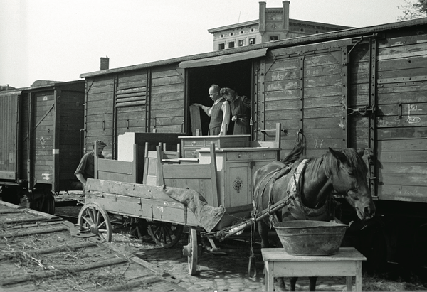 Problemy adaptacyjne. Początki życia Kresowian na Ziemiach Zachodnich i Północnych powojennej Polski