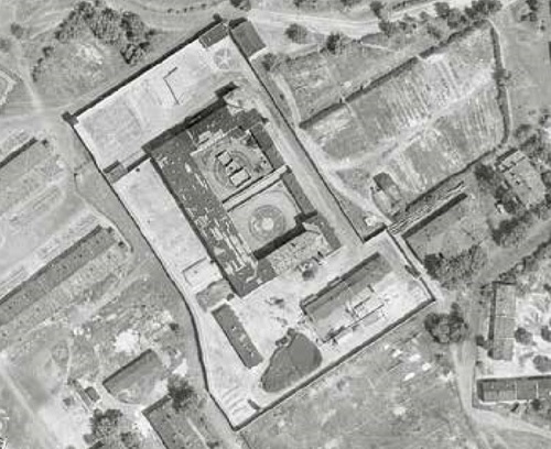 Więzienie przy ul. Namysłowskiej na fotografii lotniczej z 1945 r. Fot. domena publiczna