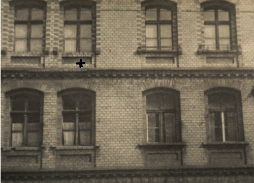 Z tego okna Natalia Piekarska rzucała ulotki (zaznaczone +). (fot. ze zbiorów autora)