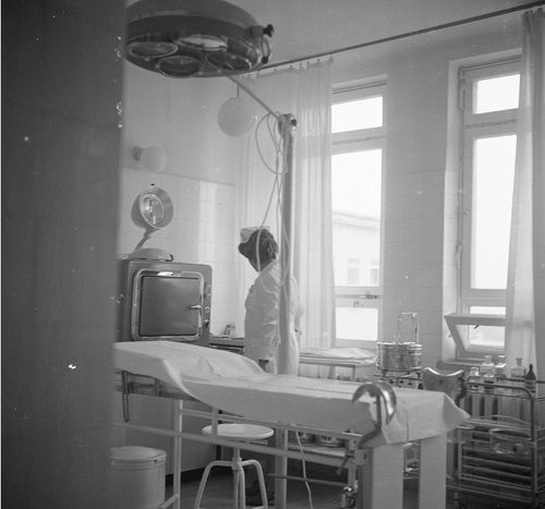 Pielęgniarka w sali operacyjnej spitala w Wołominie, 1975 r. Fot. NAC