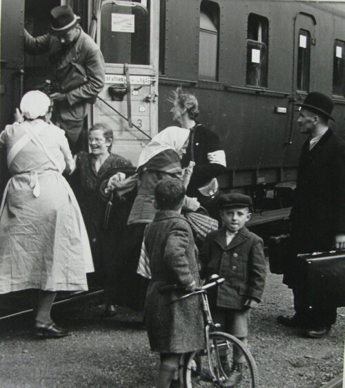 Zwardoń, wrzesień 1940 r. Osadnicy niemieccy przybywają na stację kolejową
