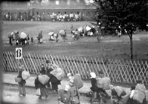 Jesień 1940 r. Polacy przeganiani z obozu zbiorczego w Żywcu na bocznicę kolejową