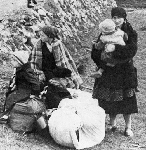 Kobiety z dziećmi czekające na transport podczas <i>Action Saybusch</i>, 24 września 1940