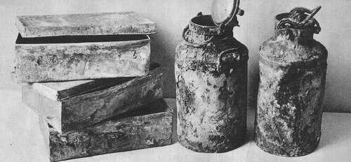 Trzy z dziesięciu metalowych skrzynek oraz dwie bańki mleczarskie, w których ukryto dokumenty z Archiwum Ringelbluma. Fot. Wikimedia Commons (domena publiczna)
