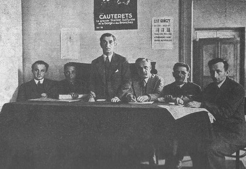 Emanuel Ringelblum (pierwszy z lewej) z członkami Prezydium IV Zjazdu Delegatów Oddziałów Żydowskiego Towarzystwa Krajoznawczego w Polsce, 1933 r. Fot. Wikimedia Commons (domena publiczna)