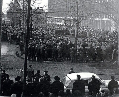 Wiec przed Biblioteką Uniwersytetu Łódzkiego, marzec 1968 r. Fot. z zasobu IPN