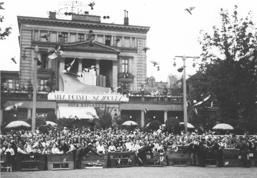 Wypuszczenie gołebi podczas Święta Morza w Poznaniu, 1934 r. Fot. NAC