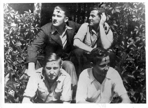 Od góry: Roman Stachiewicz i Stanisław Wnęk, Józef Umiński i Ryszard Rink. Mielec, lato 1946 r. Fot. z zasobu IPN