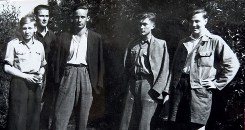 Od lewej Józef Umiński „R.1”, Roman Stachiewicz „R.8”, Ryszard Rink „R.4”, Stanisław Wnęk „R.5”, Zbigniew Łosicki „R.6”. Mielec, lato 1946 r. Fot. ze zbiorów Jerzego Dębickiego