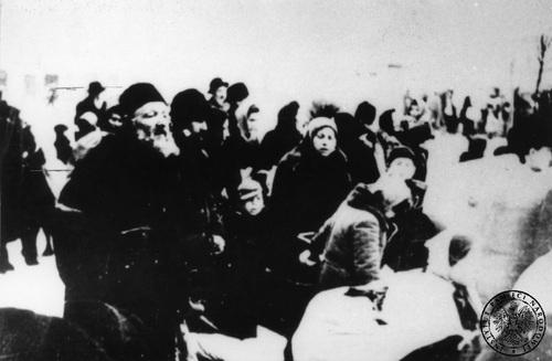 Grupa Żydów w czasie akcji wysiedlania z Mielca, marzec 1942 r. Fot. AIPN