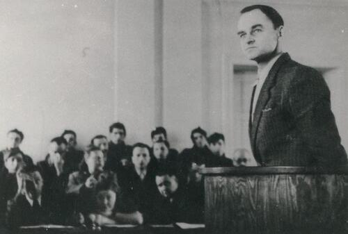 Witold Pilecki przed Wojskowym Sądem Rejonowym w Warszawie. Fot. AIPN