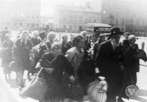 Niemcy likwidują założone przez siebie getto dla Żydów w Krakowie. Fot. z zasobu IPN