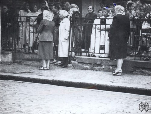 Zielona Góra, 30 maja 1960. Grupa kobiet blokuje komunistom dostęp do budynku Domu Katolickiego. Fot. z zasobu IPN