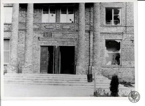 Kraśnik Fabryczny, budynek miejscowej komórki PZPR i Miejskiej Rady Narodowej, uszkodzony po demonstracjach mieszkańców 26 czerwca 1959 r., protestujących przeciw zlikwidowaniu przez komunistów miejsca modlitwy. Fot. z zasobu IPN
