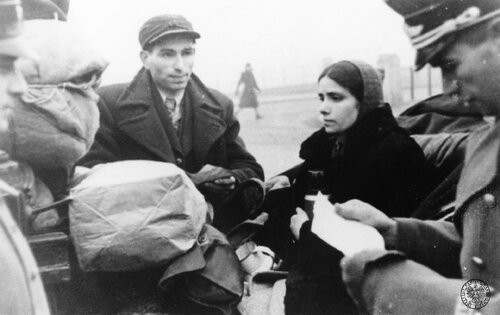 Niemieckie getto dla Żydów w Krakowie, marzec 1941. Legitymowanie mężczyzny i kobiety siedzących w dorożce (w centrum), przez dwóch funkcjonariuszy niemieckich. Fot. z zasobu IPN
