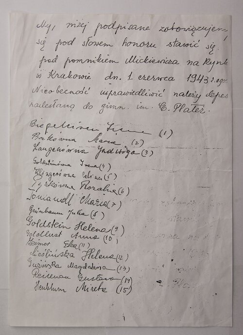 ...a przecież w 1938 r., po maturze, Dziewczęta umówiły się na spotkanie w - 1943 r. Druga karta z nazwiskami zaginęła... Fot. ze zbioru Rodziny Nowaków (Marii Bożek - Nowak)