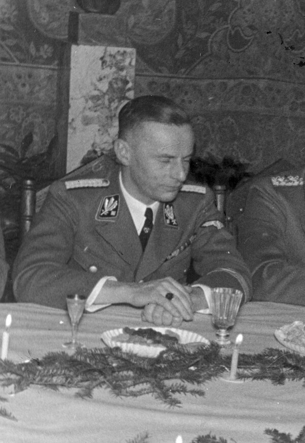 Wykonawca polityki terroru w Generalnym Gubernatorstwie. Friedrich Wilhelm Krüger jako wyższy dowódca SS i policji (1939–1943)