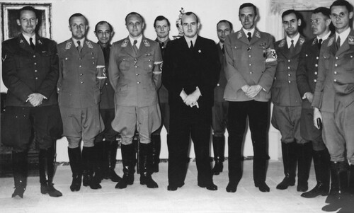 Gubernator Hans Frank (czwarty z lewej w pierwszym rzędzie) w towarzystwie współpracowników, czerwiec 1940. Widoczni m.in.: Otto von Wächter (pierwszy z lewej), Friedrich Wilhelm Krüger (pierwszy z prawej) i Richard Schalk, zastępca Franka jako przywódcy NSDAP w Generalnym Gubernatorstwie (drugi z prawej). Ze zbiorów Narodowego Archiwum Cyfrowego