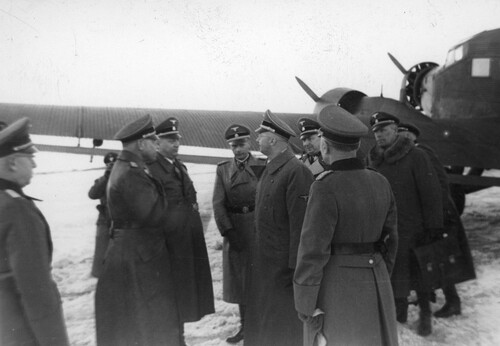 Heinrich Himmler z wizytą w Krakowie, marzec 1942. Powitanie Himmlera (z prawej w środku) na lotnisku. Wśród oficerów widoczny m.in. Friedrich Wilhelm Krüger (czwarty z lewej). Ze zbiorów Narodowego Archiwum Cyfrowego