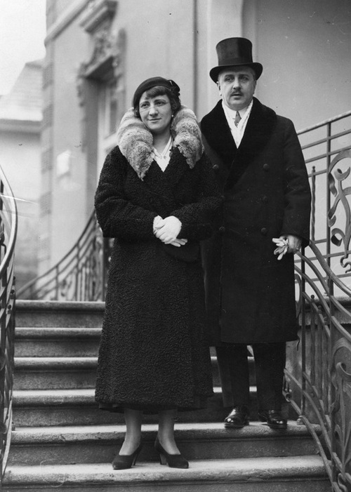Kobieta i mężczyzna w eleganckich strojach pozują do zdjęcia na schodach