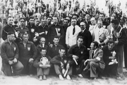 Poseł Polski w Grecji Władysław Schwarzburg-Gunther z polskimi sportowcami, zwycięzcami trójmeczu lekkoatletycznego Grecja - Polska - Czechosłowacja w Atenach, maj 1937 r. Fot. NAC