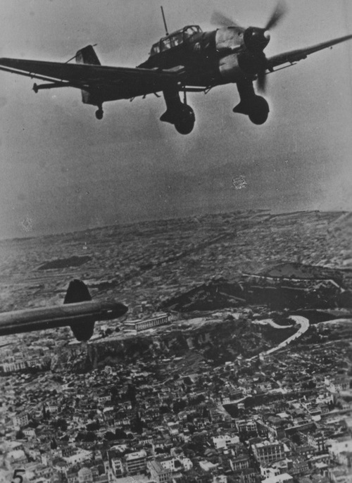 Niemiecki samolot bombowy "Stukas" spuszcza bombę nad Atenami podczas inwazji na Grecję, 1941 r. Fot. NAC