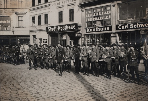 Francuscy strzelcy alpejscy na katowickim rynku, lata 1920-1921 (zbiory Archiwum Archidiecezjalnego w Katowicach)