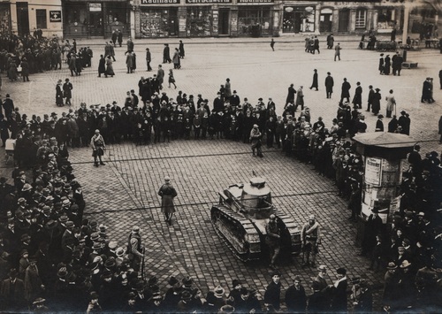 Francuski czołg na rynku w Katowicach w dniu plebiscytu, 21 III 1921 r. (zbiory Archiwum Archidiecezjalnego w Katowicach)