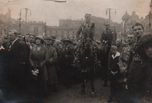 Max Steckel (mężczyzna w kapeluszu stojący obok gen. S. Szeptyckiego) na fotografii wykonanej przez Stefana Pierzchalskiego, Katowice 20 VI 1922 r. (zbiory Archiwum Archidiecezjalnego w Katowicach)