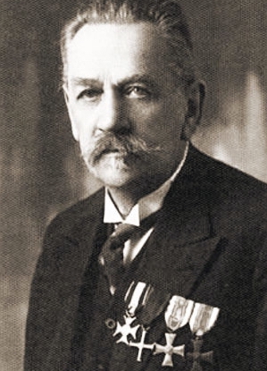 Jędrzej Moraczewski (1870-1944), polski działacz socjalistyczny i niepodległościowy, premier rządu (od 17 XI 1918 r.) po odzyskaniu przez Polskę niepodległości, przyjaciel i bliski współpracownik Józefa Piłsudskiego. Kierowany przez niego gabinet wprowadził m.in.: powszechne prawo wyborcze, w tym możliwość głosowania i kandydowania dla kobiet, a także ośmiogodzinny dzień pracy, prawo do strajku i legalizację związków zawodowych. Jednym z przypiętych odznaczeń jest Krzyż Niepodległości