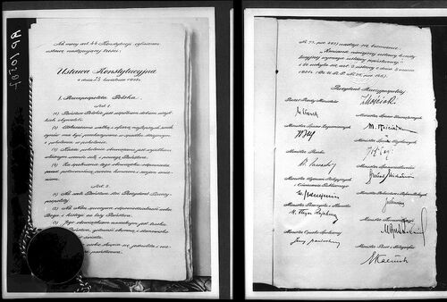 Kopia aktu konstytucji z kwietnia 1935 roku. Z prawej widoczna ostatnia strona konstytucji z podpisami prezydenta Ignacego Mościckiego, marszałka Józefa Piłsudskiego i członków rządu Walerego Sławka