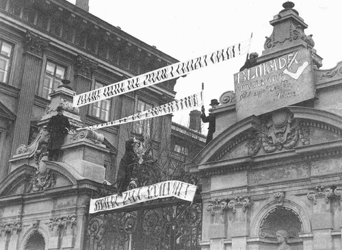 Brama Uniwersytetu Warszawskiego z transparentami ONR podczas akcji zorganizowanej w listopadzie 1936 r.