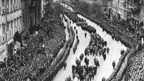 Kondukt żałobny podczas ceremonii pogrzebowej marszałka Józefa Piłsudskiego