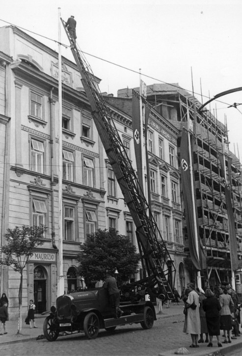 Obchody 1. rocznicy działalności NSDAP w Generalnym Gubernatorstwie, sierpień 1941. Straż pożarna podczas dekorowania ulicy Krakowa sztandarami III Rzeszy. Ze zbiorów Narodowego Archiwum Cyfrowego