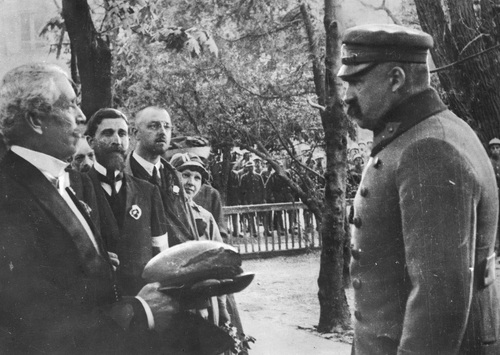 Powitanie Naczelnika Panstwa Józefa Piłsudskiego chlebem i solą w nierozpoznanej miejscowości, 1919 r. Fot. NAC