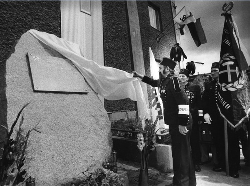 Idzi Gagatek odsłania tablicę pamiątkową w rocznicę strajku na Szybie Julia KWK Thorez w Wałbrzychu, 28 wtycznia 1981 r. Fot. Wojciech Stańczak (AIPN)