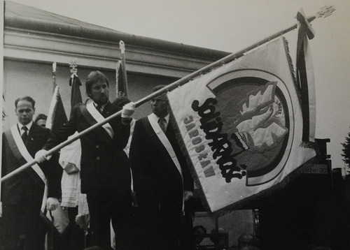 Prezentacja  sztandaru jarosławskiej „Solidarności”, 20 września 1981 r. (Zbiory Kazimierza Ziobro)