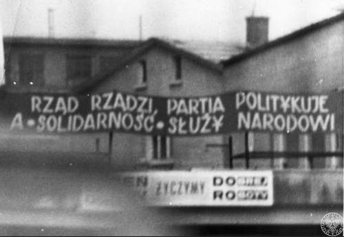 Hasło antykomunistyczne prezentowane w przestrzeni publicznej, ze zbiorów AIPN