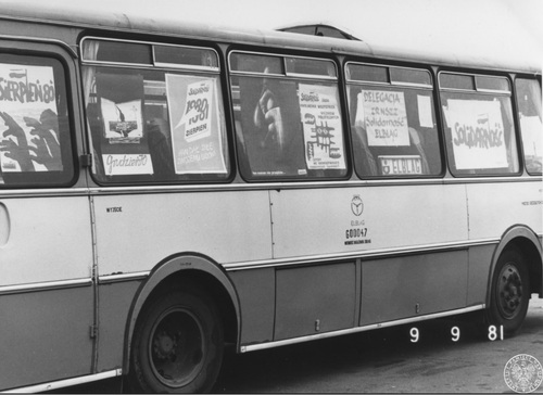 Autokar delegacji NSZZ 'Solidarność' Regionu Elbląskiego na parkingu przed halą Olivia w Gdańsku, 9 września 1981 r., ze zbiorów AIPN