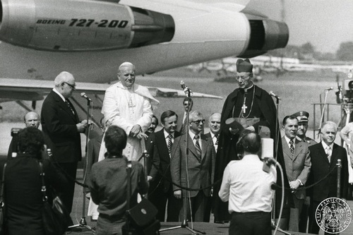 Powitanie Papieża Jana Pawła II na lotnisku w Warszawie, 2 czerwca 1979 r. Po lewej stronie Papieża stoi kard. Stefan Wyszyński. Fot. AIPN