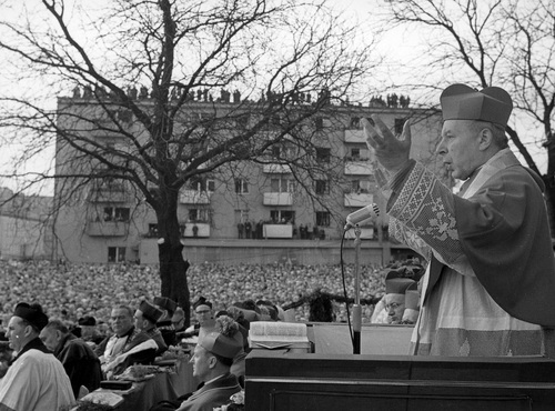 Prymas Polski głoszący homilię podczas obchodów Tysiąclecia Chrztu Polski w Gorzowie Wielkopolskim, 6 listopada 1966 r. Fot. ze zbiorów Narodowego Archiwum Cyfrowego