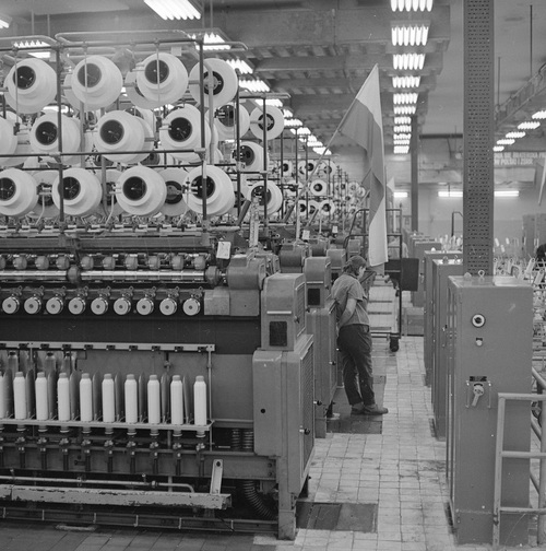 Zakłady Włókien Chemicznych Stilon w Gorzowie Wielkopolskim, 1970 r. Fot. Grażyny Rutowskiej ze zbiorów Narodowego Archiwum Cyfrowego