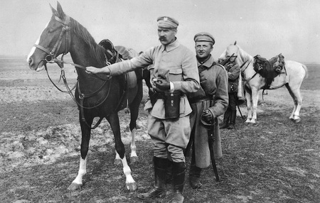 Słynna klacz Józefa Piłsudskiego, Kasztanka, pochodziła z podkrakowskiego folwarku hrabiego Eustachego Romera. Zwierzę było darem dla I Brygady Legionów Polskich.